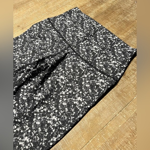 🩶Lululemon Wunder Under Pant (Hi-Rise)
Splatter White Black - Picture 6 of 11